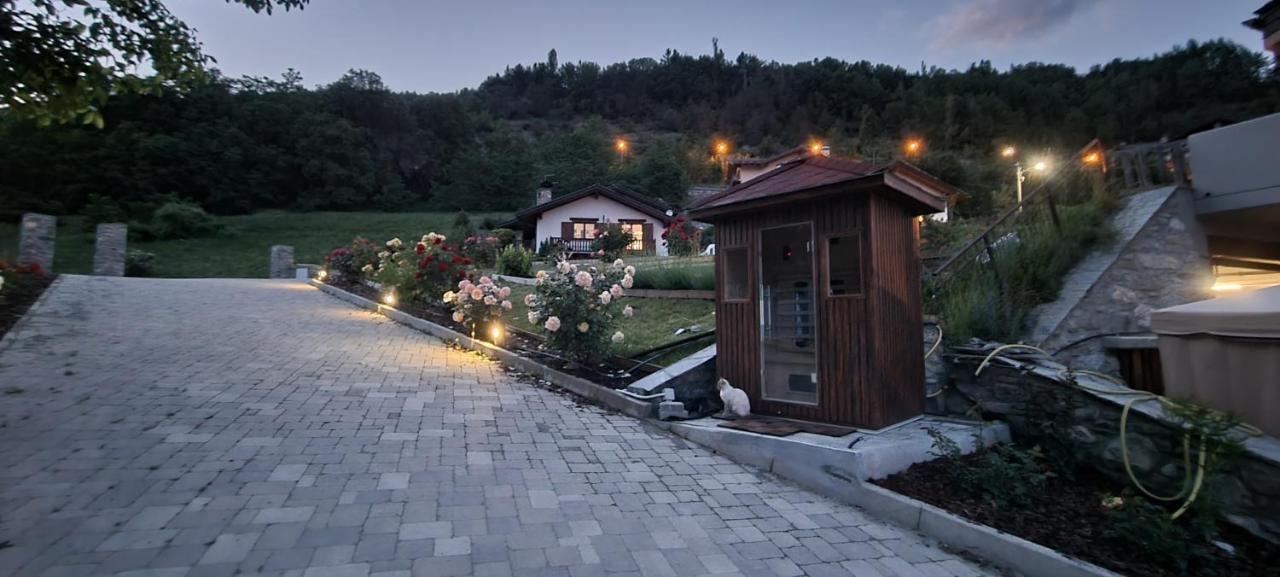 Lo Noyer Et Les Roses Bed & Breakfast Saint Nicolas Exterior photo